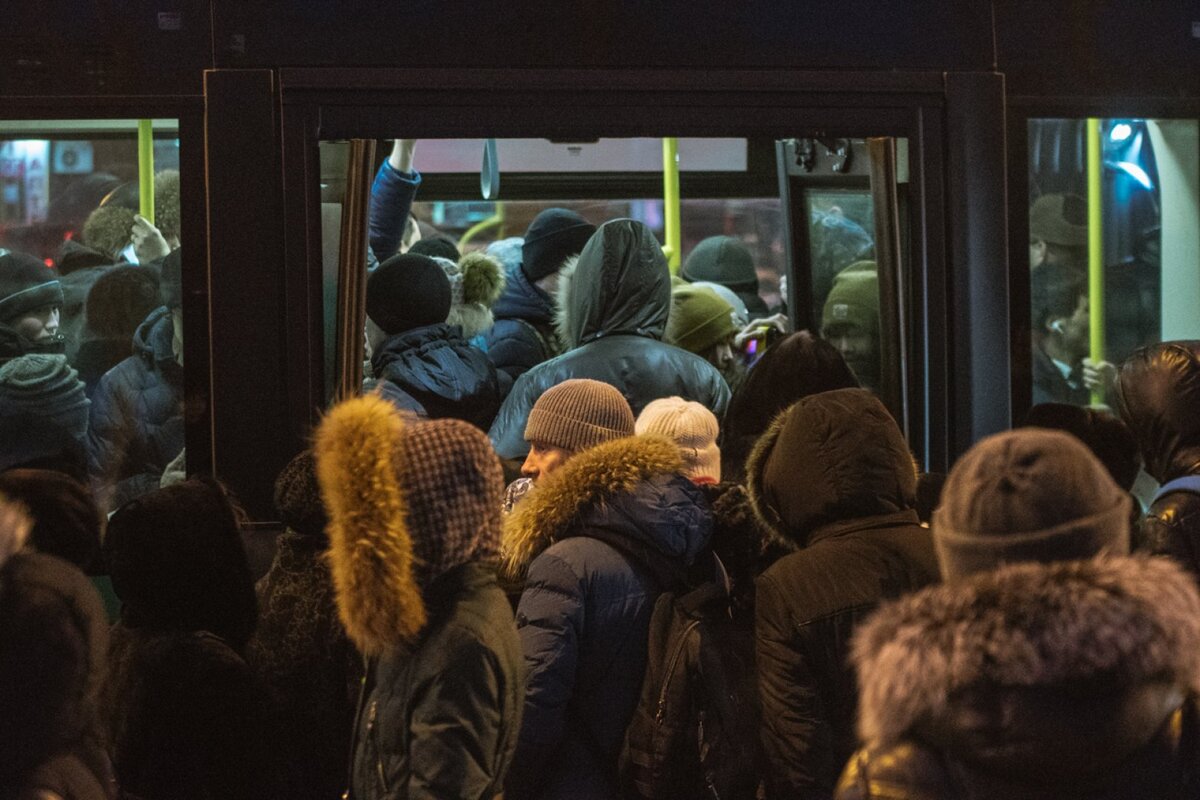 КАК ОБЕСПЕЧИТЬ ЛИЧНУЮ БЕЗОПАСНОСТЬ ПРИ ДВИЖЕНИИ В ОБЩЕСТВЕННОМ ТРАНСПОРТЕ.