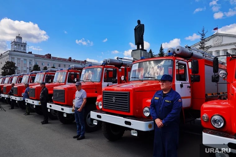 Губернатор Курганской области Вадим Шумков в торжественной обстановке передал 20 новых пожарных машин главам муниципальных округов..